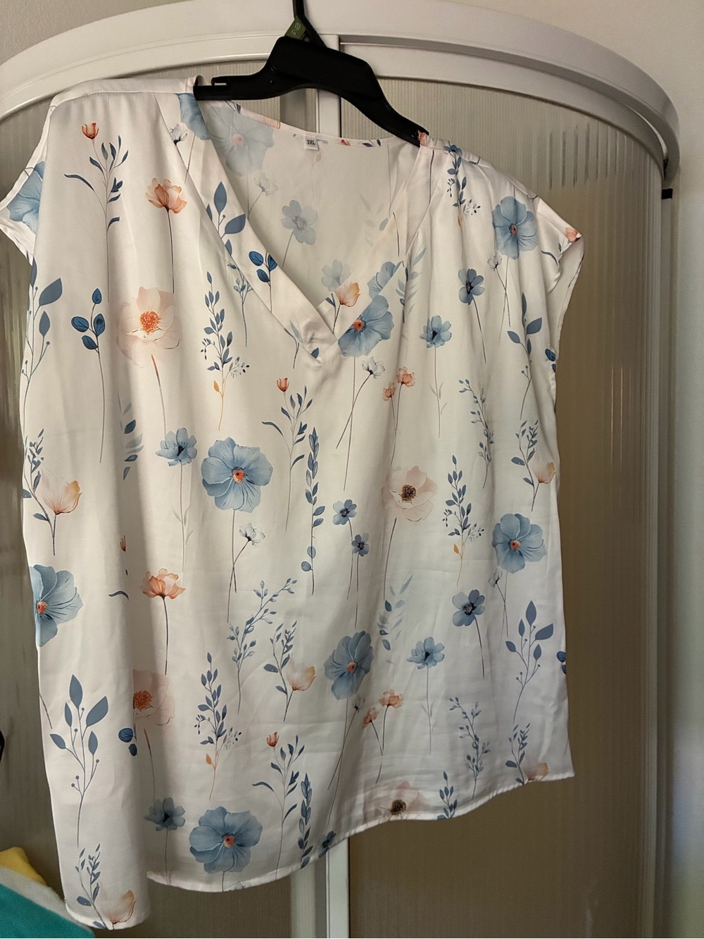 2 XL Silky top with soft flowers